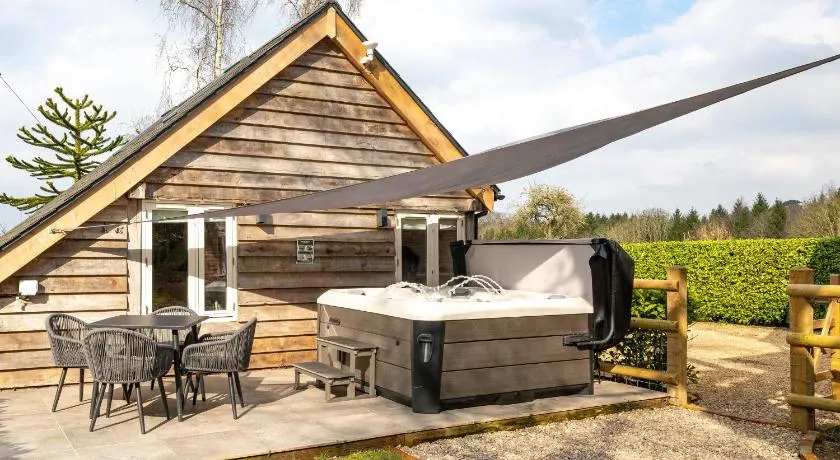 Oak Tree Hideaway - Image 1