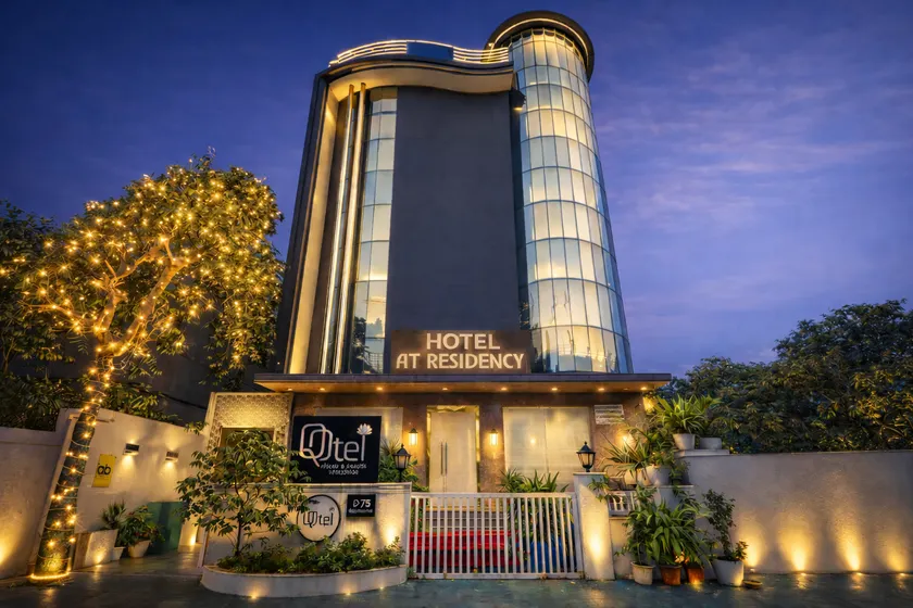 Qotel Comfort AT Residency Kaushambi Near Anand Vihar Railway Station - Image 1