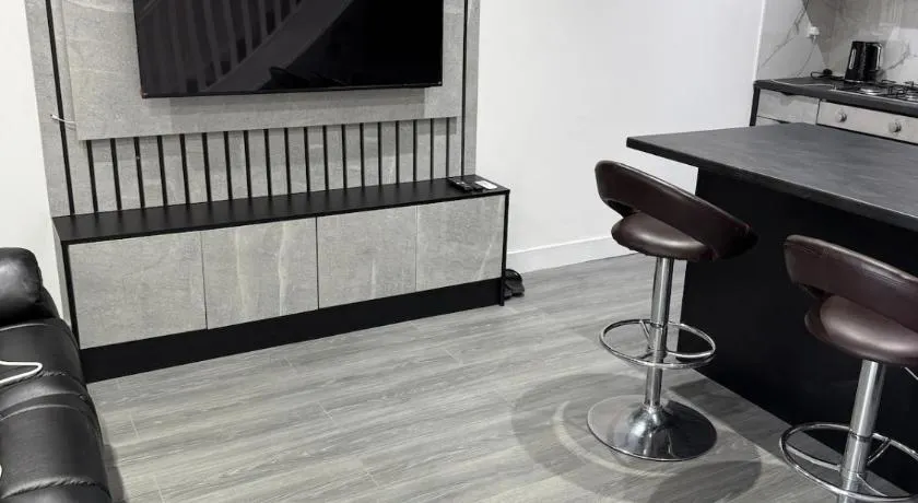 Aurang House, 1 Bedroom, with Kitchen, 55" Flat TV, Private Parking - Image 1