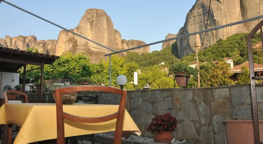 GUESTHOUSE BLOUTSOS ROOMS - Image 1