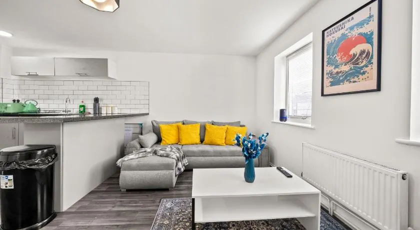 Manor House Luxury & Spacious 2BR By AltoLuxo Short Lets & Serviced Accommodation With Free WiFi & Parking - Image 1