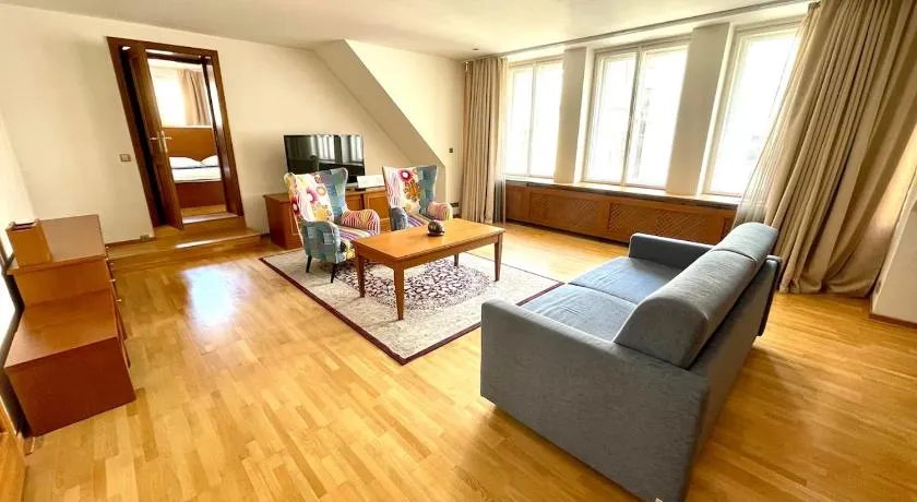 Huge Apartment with Private Parking in Center - Image 1