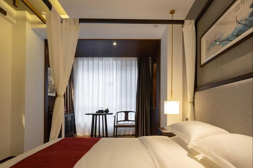 Qianna Hotel (Xi'an Bell Tower Huimin Street Subway Station) - Image 1
