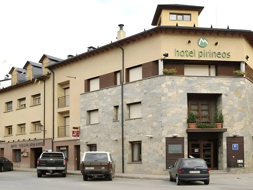 Hotel Pirineos - Image 1