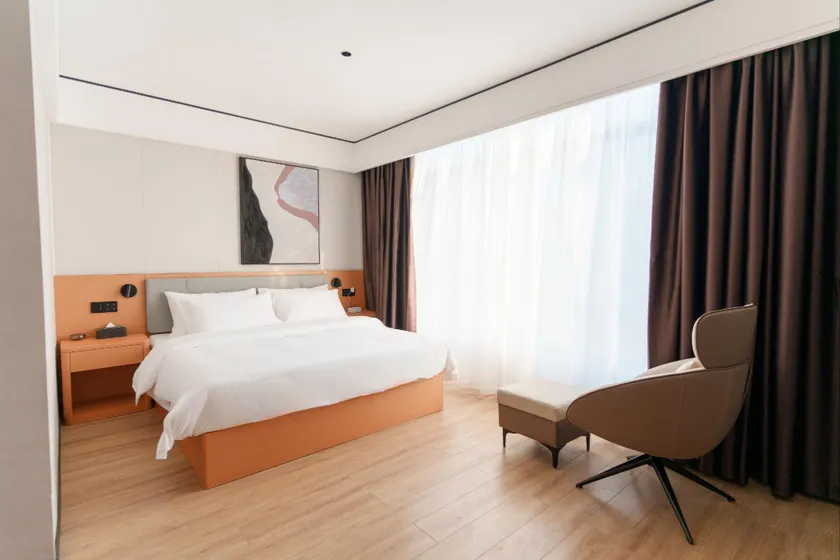 Four Seasons Fashion Hotel - Image 1