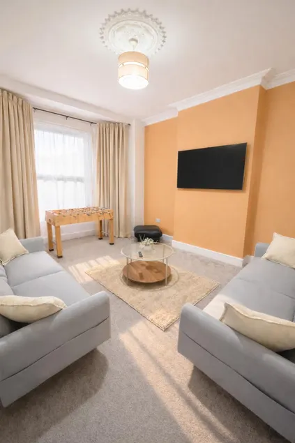 Modern Large 4BR Home | Free Parking! - Image 1