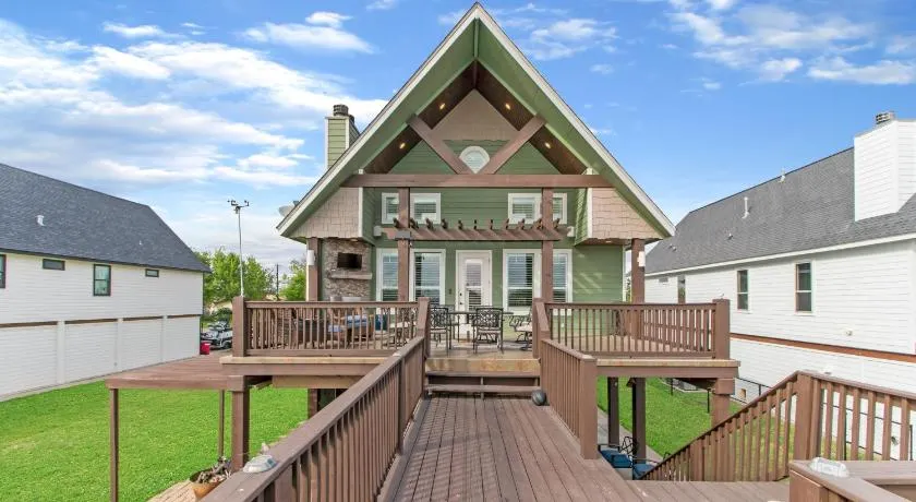 Luxury Waterfront Home Family and Pet Friendly Near Surfside Beach 11 Mins - Image 1