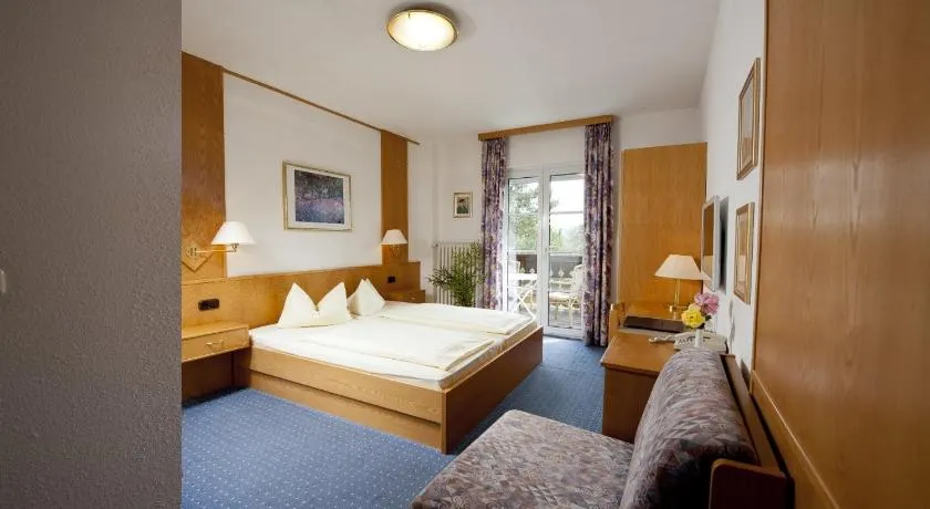 Hotel Wittelsbacher Hof - Image 1