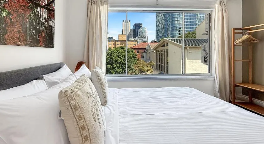 Executive Serviced north Sydney City pad - Image 1