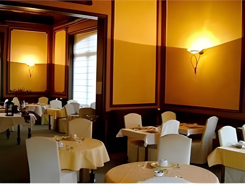 Golden Tree Hotel - Image 1