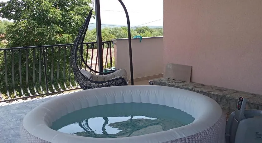 Chambre privée avec jacuzzi, terrasse et jardin - Image 1