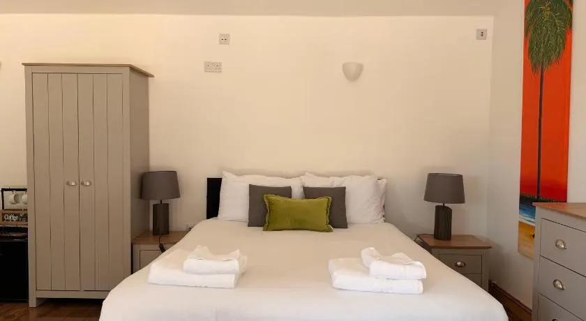 Converted Barn Studio with Private En-Suite - Image 1