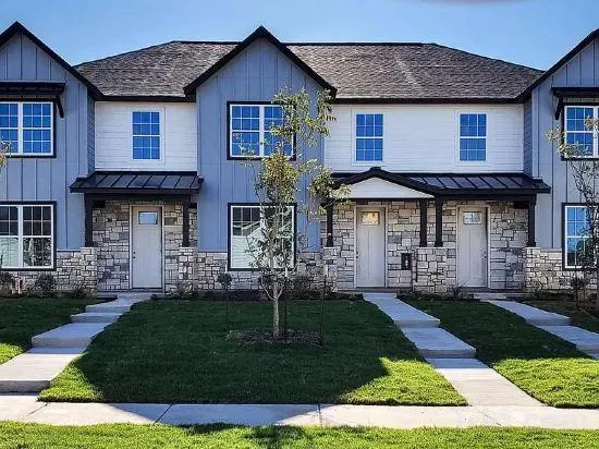 Loop, New Luxurious Large 3BR House, Sleeps 11 with Free Parking - Image 1