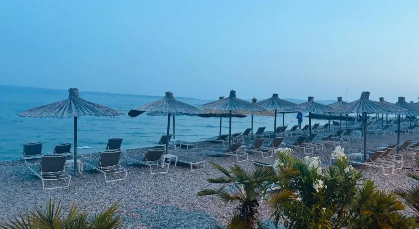Stella's Beachfront Aparthotel - Image 1