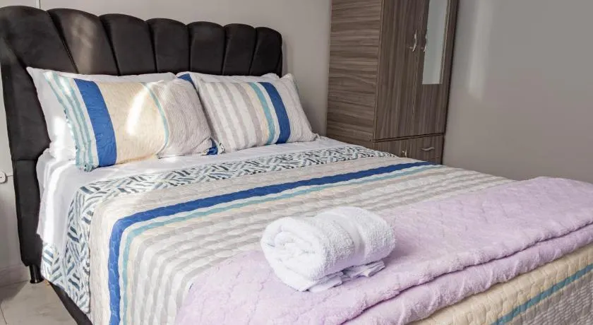 Habitación Privada en Kzona, Cerca al aeropuerto, Ideal para Escalas y Trámites - Image 1