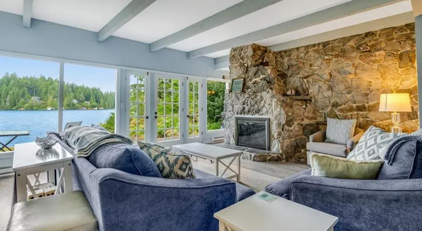 Waterfront retreat with lake views & private hot tub - Image 1