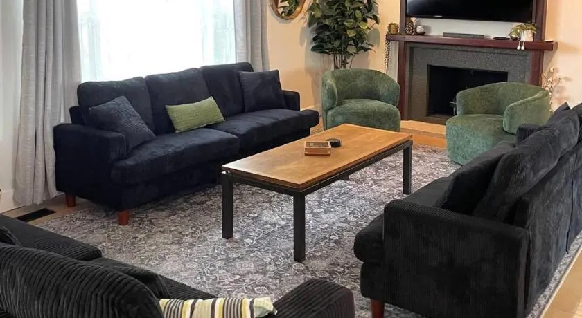 2 whole houses, Fire pit, Game room, feel at home. - Image 1