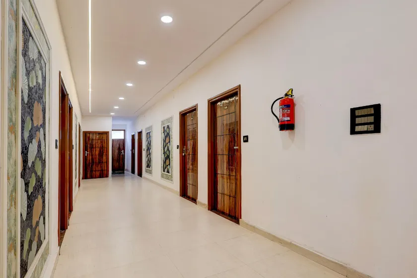 Hotel O by OYO JC Luxury Hotel - Image 1