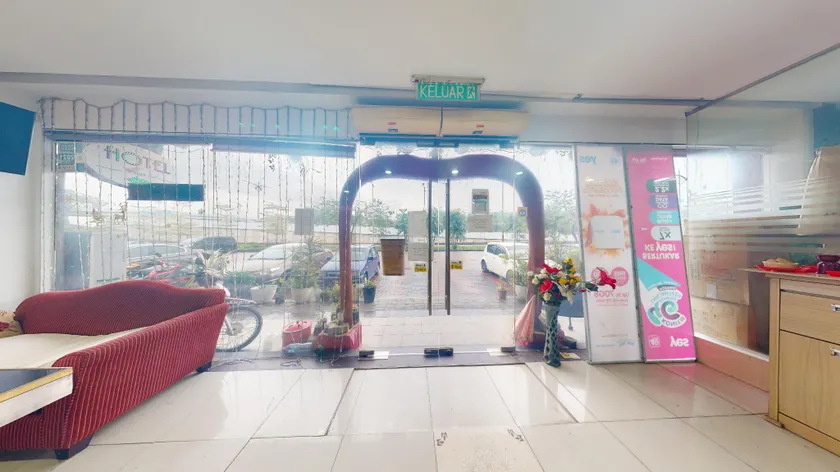 Golden Leaf Hotel Danga Bay - Image 1