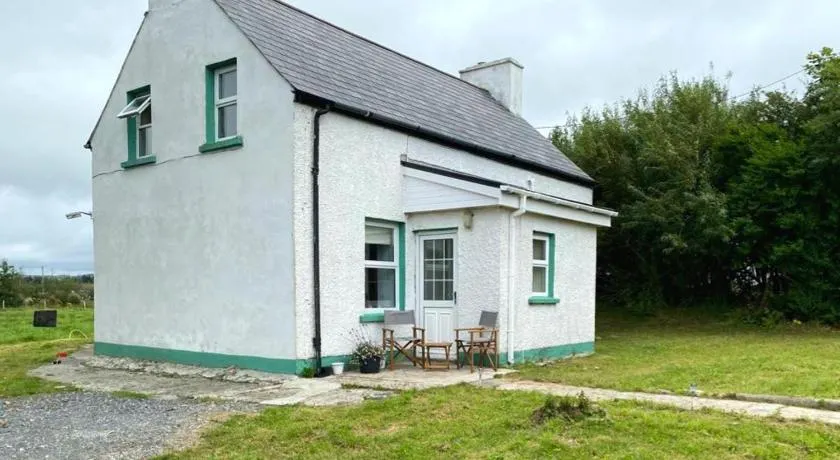 Traditional 3-Bed Cottage Sea Mountain Views - Image 1