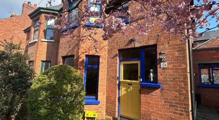 Colourful, Quirky Artist-Owned 3 Bed Next to Cafes - Pass the Keys - Image 1
