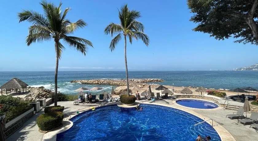 Ocean Front, 3 bedroom, 3 bathroom, Casa Natalia, Playa Esmeralda - Image 1