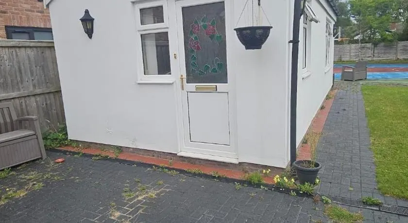 Studio Flat - 5 mins from Manchester Airport - Image 1