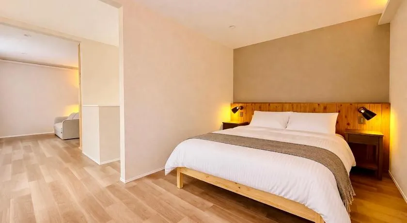 The Lobs Five, Brand New, 4 bedroom, 3 bath, 4 toilet, 8 min to Rusutsu, 7-11, bus at door - Image 1