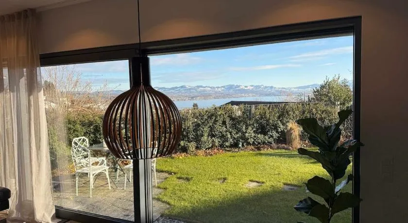Spacious apartment with lake view and garden - Image 1