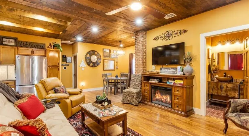 Stockyards 5 mins, New, Sleeps 8 Cedar House, TCU - Image 1
