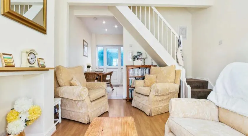 Pass the Keys 55 Heworth Village Wonderfully Cosy Family Home in York - Image 1