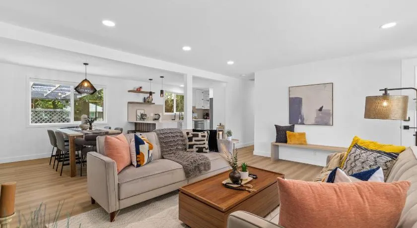Family-Friendly 4BR Home with AC and Yard Near Airport - Image 1