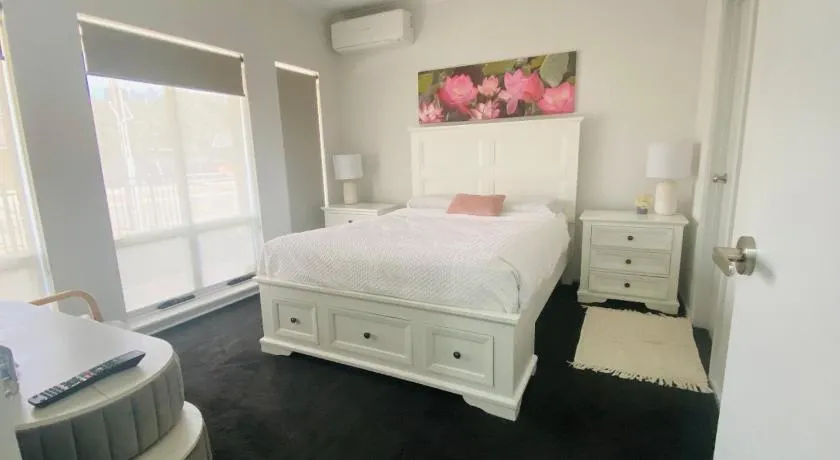 Modern Private room with ensuite - Image 1