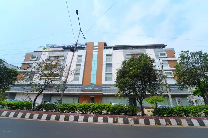 Hotel Diamonds Pearl - Image 1