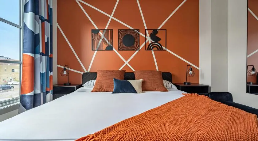Rare Find, Double King Beds, Cozy and Vibrant - Image 1