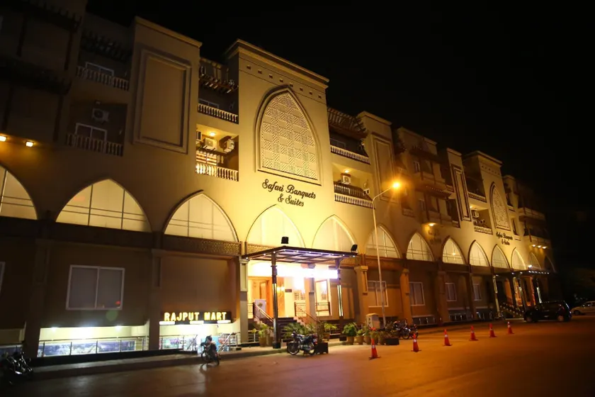 Safari Club 4 - Image 1