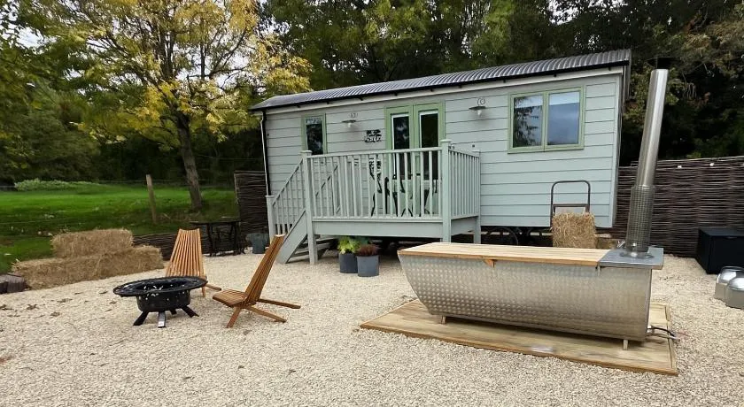 Brewers Shepherd's Hut with Hot Tub - near Taunton - Image 1