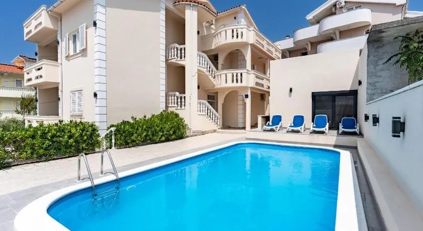 Villa Royal 2 with a pool - Image 1