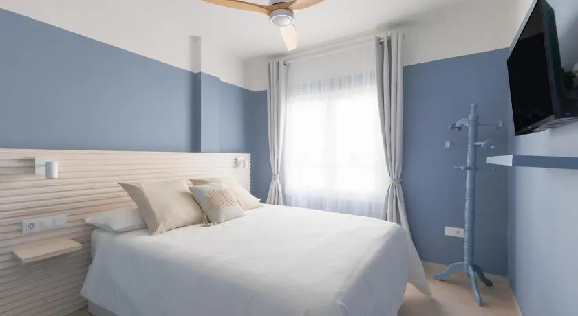 Elegant 2 Bedrooms Flat 5 minutes from the sea & free parking - Image 1