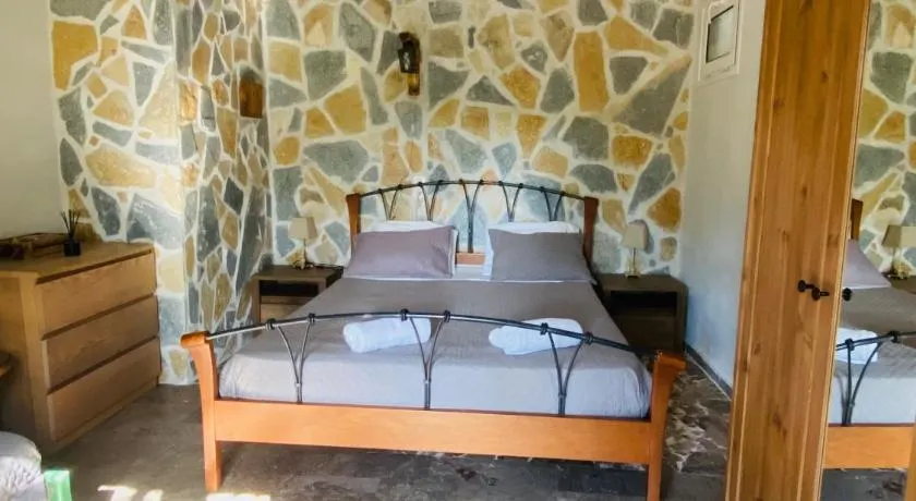 Costa’s Steak House apartment - Image 1