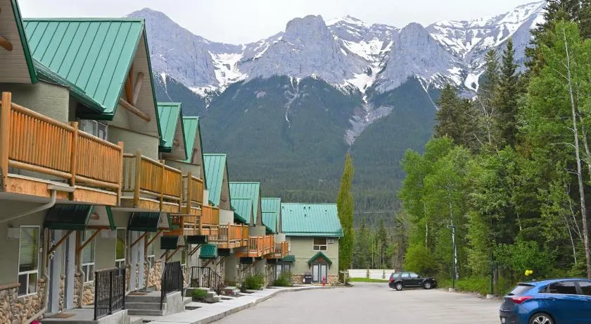 BANFF WOODS LODGE - Image 1