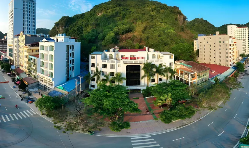 Gieng Ngoc Cat Ba Hotel - Image 1