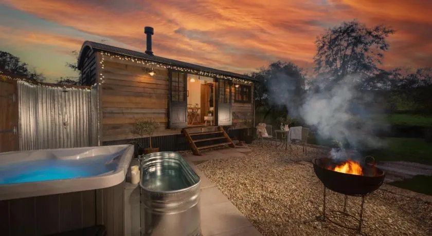 Willow Hideaway-Shepherd Hut, Hot Tub, Wood Burner - Image 1