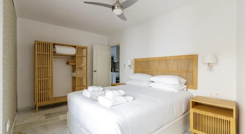 Caleta Homes - Apartamentos Pompidou - Image 1
