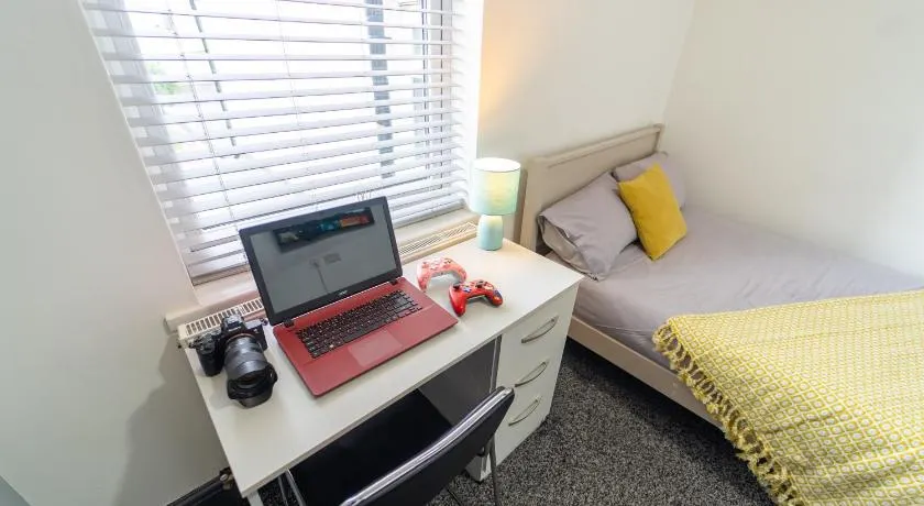 Impeccable 1-Bed Studio in Birmingham - Image 1