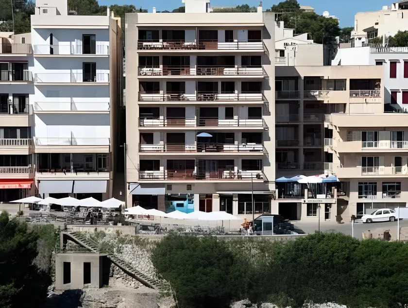 Apartamentos Llevant - Image 1