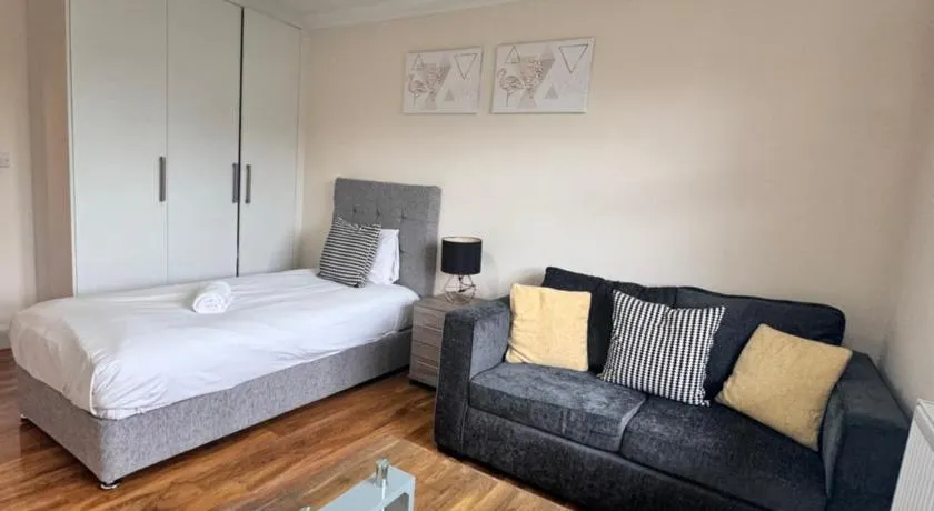 Comfort Heathrow Stay 5 Mins to the Terminal - Image 1