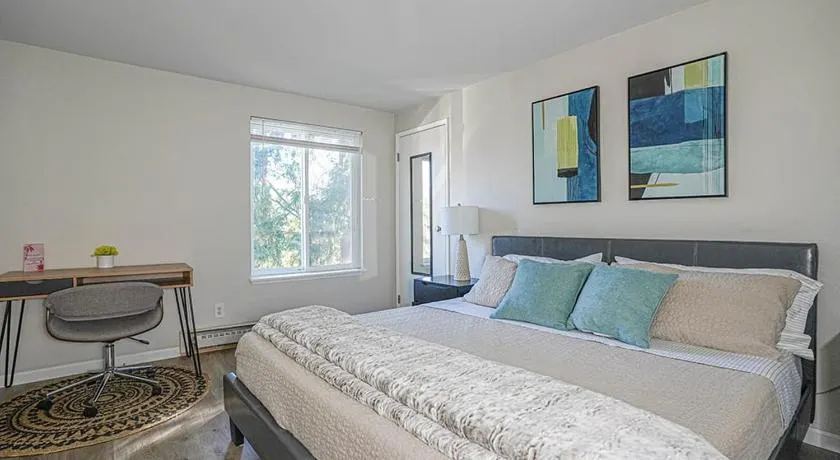Modern Cozy next to Microsoft, Queen Bed, Parking - Image 1