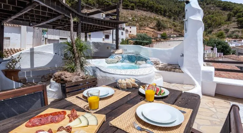 Town house with roof terrace and plunge pool - Image 1