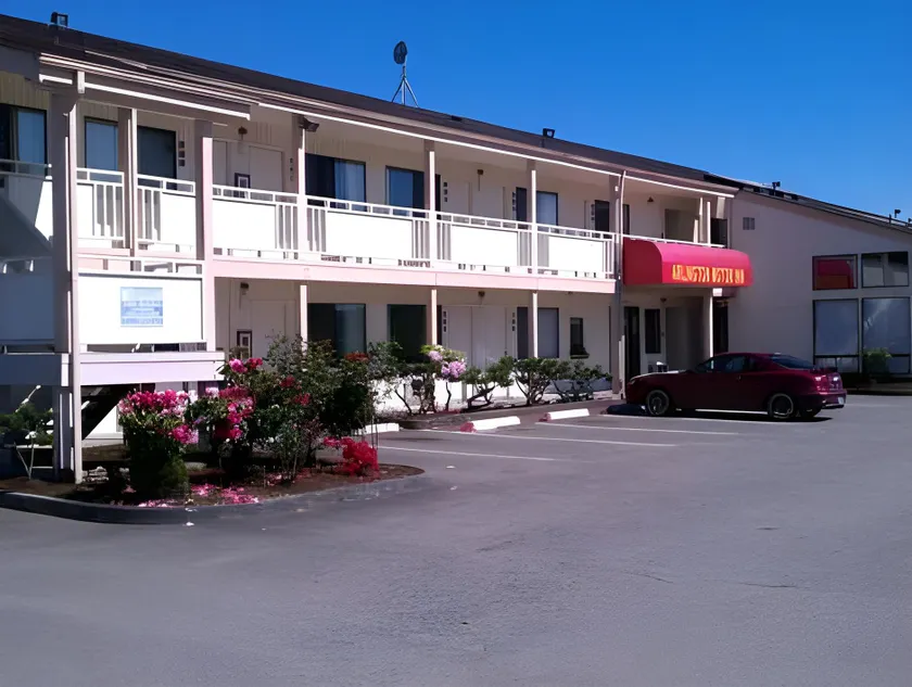 Arlington Motor Inn - Image 1